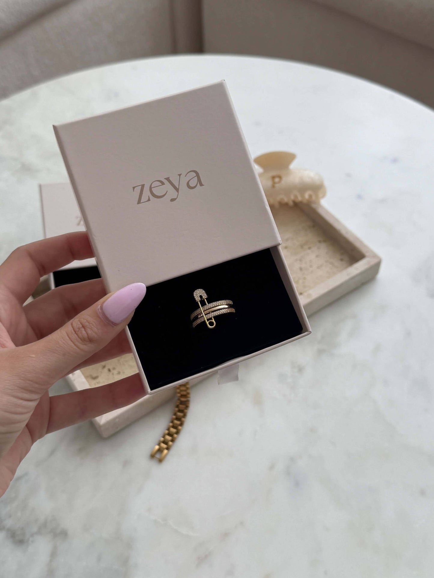 ZEYA - Monica Pinned Sparkle Band Ring